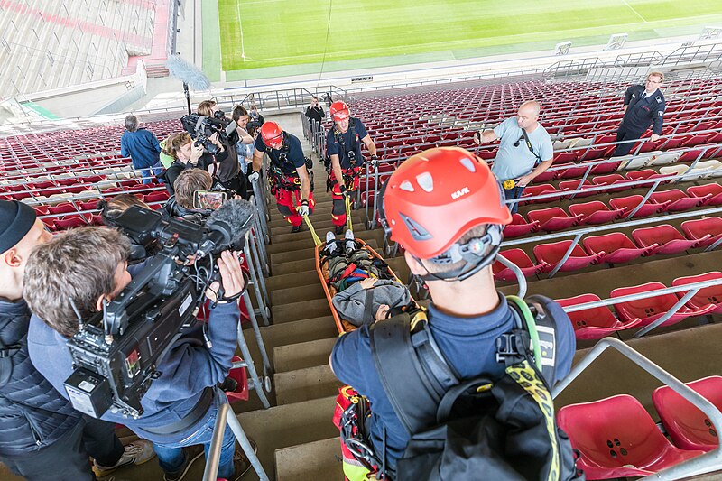 File:Höhenrettungsübung der Feuerwehr Köln im Rheinenergie-Stadion-49750.jpg