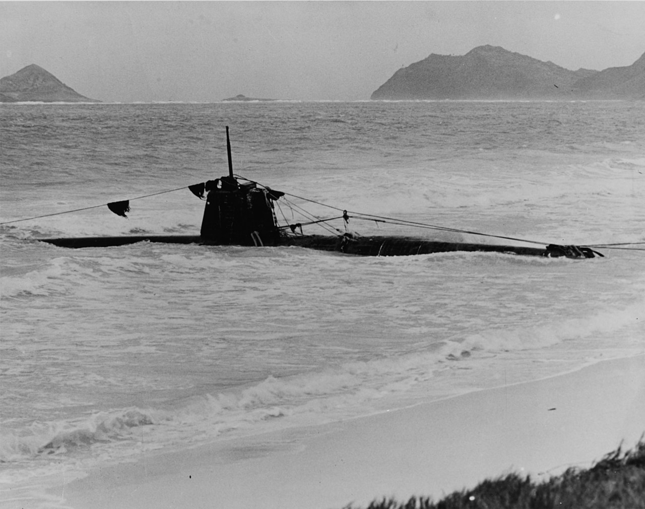 ファイル:HA-19 Japanese midget submarine grounded on an Oahu 