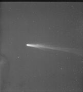 Porción de la placa b41215 del Cometa Halley tomado el 21 de abril de 1910 en Arequipa con el Bache Doublet de 8 pulgadas, Voigtlander. La exposición fue de 30 minutos centrada en 23h 41m 29s.