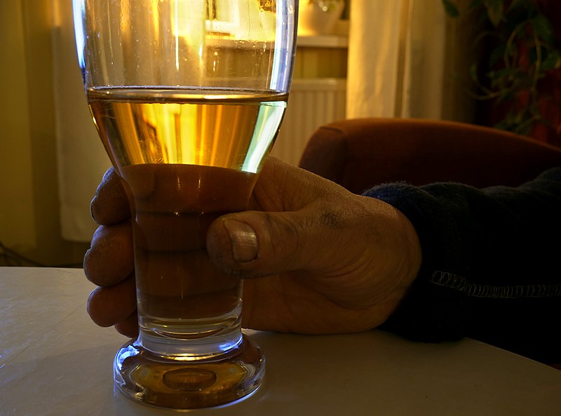 File:Hand holding glass of alcohol 20180203.jpg