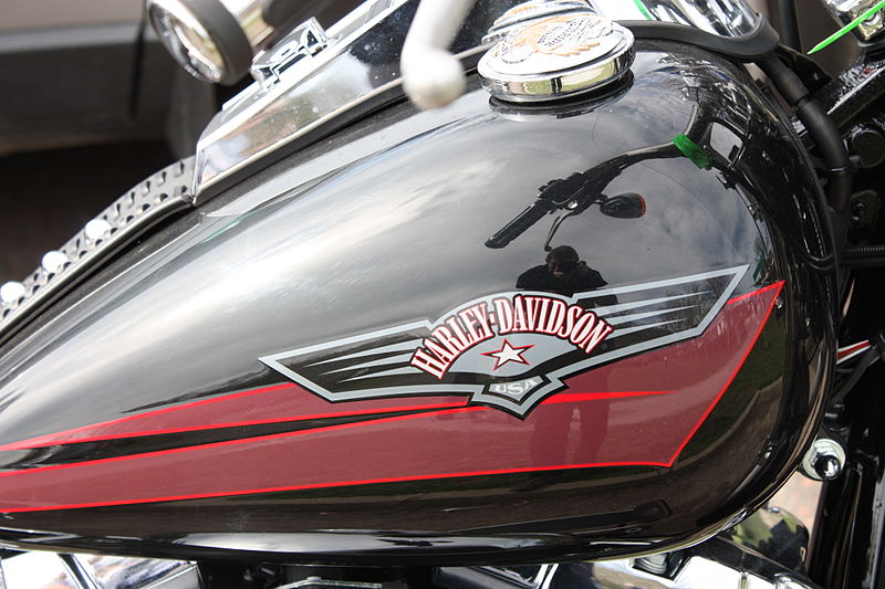 File:Harley-Davidson, Delamont, April 2010 (04).JPG