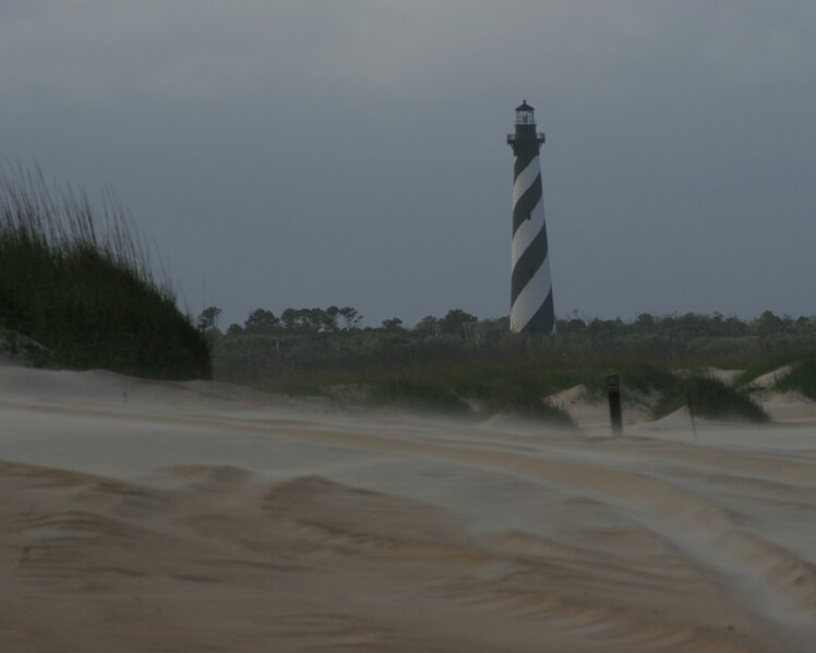 File:HatterasLighthousefromBeachJune2007.JPG