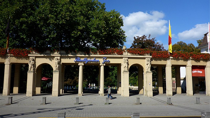 File:Hauptbahnhof Karlsruhe Vorplatz.JPG