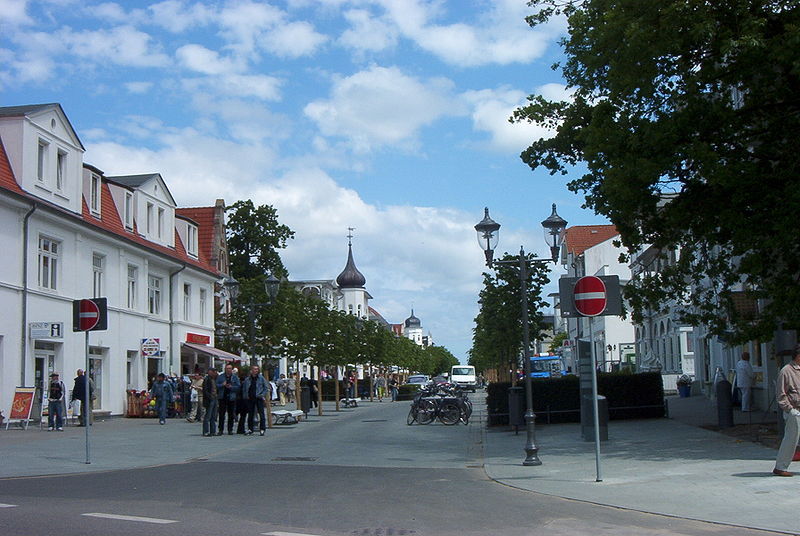 File:Hauptstrasse in Binz.JPG