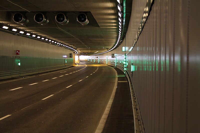File:Heckenstaller-tunnel IMG 1005b.JPG