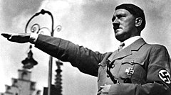 Elektrik direğinin önünde Hitler selamı.jpg