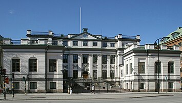 Bondeska paladset, facade mod Ridderhustorvet (venstre) og mod Vasabron (højre).