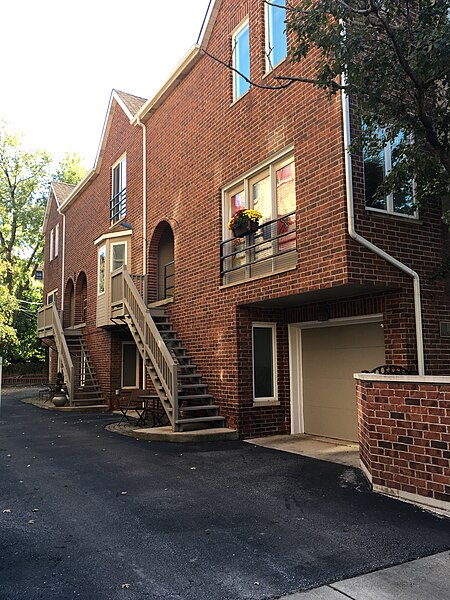 File:Houses along driveway with side entrances (38190984732).jpg