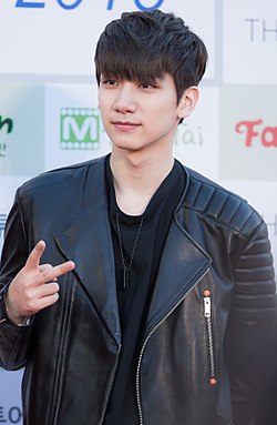 Hyuk - 2016 Gaon Chart K-pop Awards ruĝtapiŝo 02.jpg