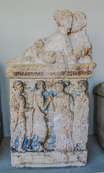 File:IMG 1072 - Perugia - Museo archeologico - Urna etrusca con salutatio - 7 ago 2006 - Foto G. Dall'Orto.jpg