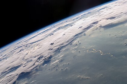 No Dia da Terra, uma fotografia da Região Norte do Brasil vista da Estação Espacial Internacional durante a Expedição 20. A vegetação da Amazônia, a maior floresta tropical da Terra, influencia fortemente o ciclo da água regional. (definição 4 288 × 2 848)