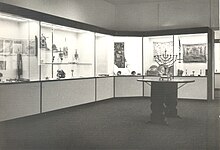 View of the permanent exhibition in 1966, Jewish Museum of Switzerland Judisches Museum der Schweiz 1966.jpg