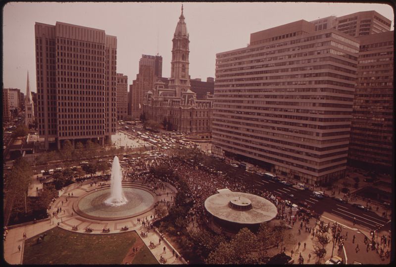 File:JOHN F. KENNEDY PLAZA IN CENTER CITY - NARA - 552726.jpg