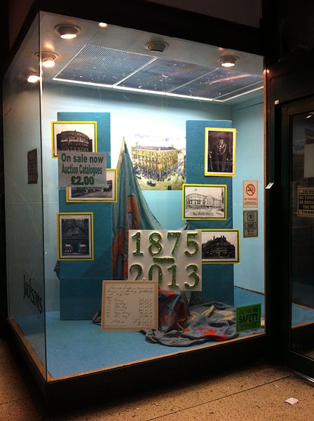 File:Jacksons of Reading, the last window display commemorating 1875-2013.JPG