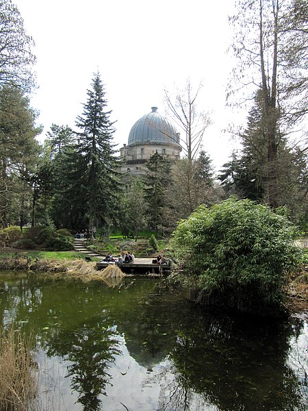 Datei:Jardin botanique de Strasbourg - étang et observatoire astronomique.jpg