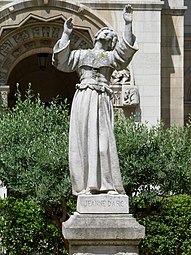 Statue de Jeanne d'Arc dans le square (devant l'église).