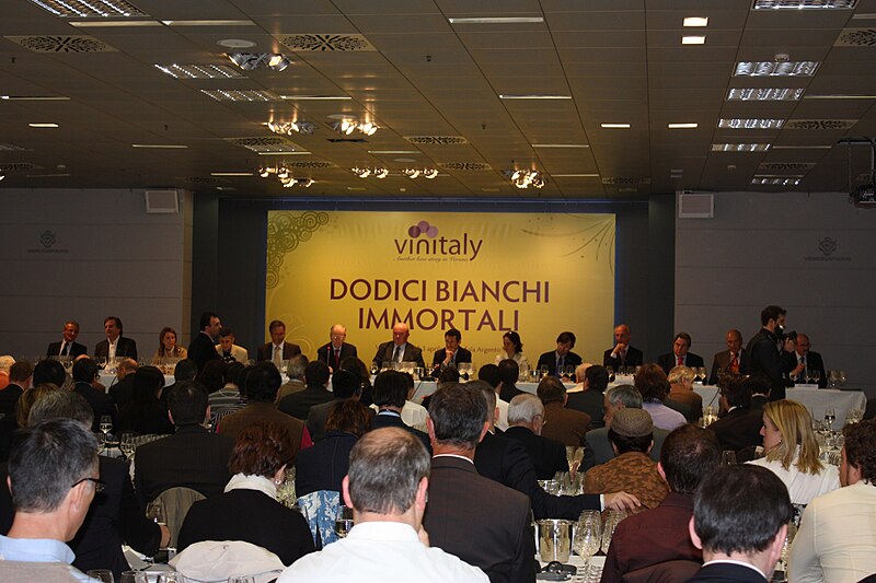 File:Jury de dégustation à Vinitaly.jpg