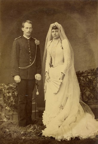 File:KITLV - 32943 - Kurkdjian, Ohannes - Wedding photo of lieutenant ...