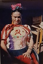 Frida Kahlo met beschilderd corset