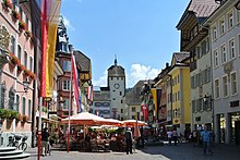 Die Waldshuter Kaiserstraße mit Blick auf das Obere Tor. Am linken Bildrand ist das Rathaus zu sehen.