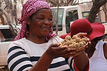 Женщина-каланга продает натуральные фрукты Мороджва 3.jpg