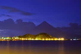 Kapuntukan Hill eta Legazpi Boulevard gauez.