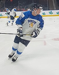 Kasper Simontaival alle 20-vuotiaiden MM-finaaliottelussa Kanadaa vastaan vuonna 2022.