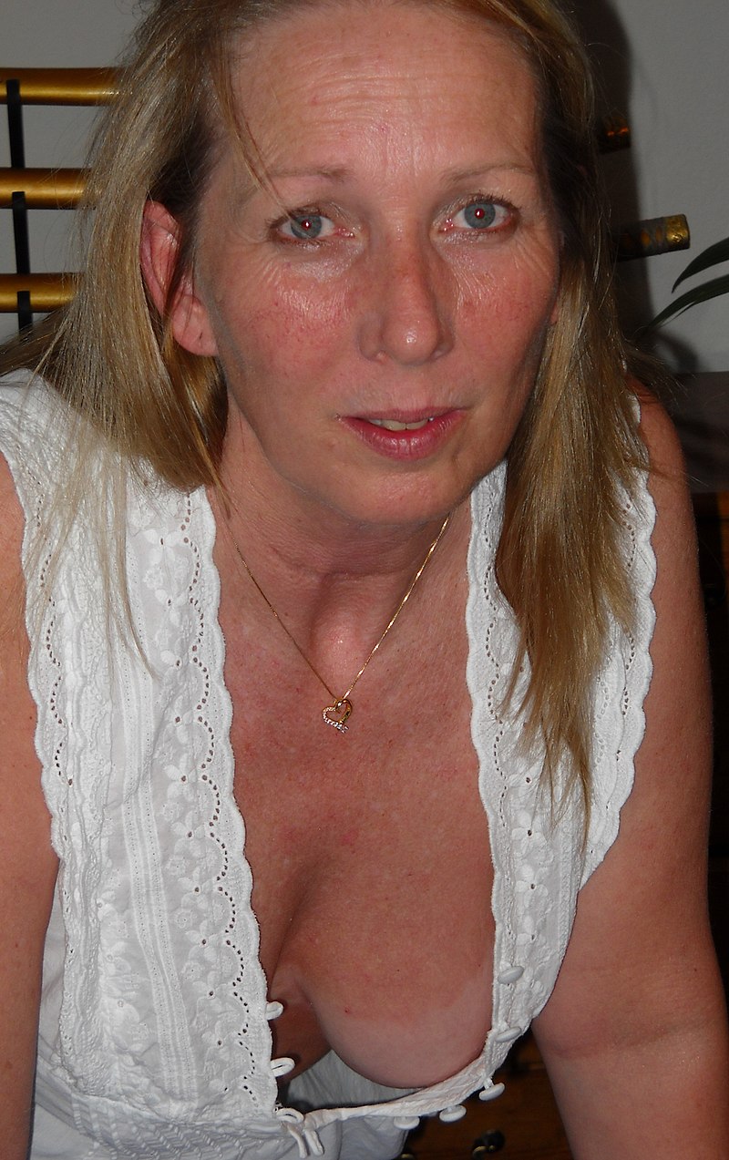 File:Kat braless in public (cropped).jpg - Wikimedia Commons