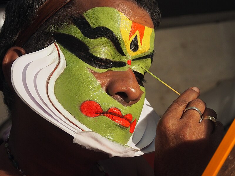 പ്രമാണം:Kathakali MakeUp.jpg