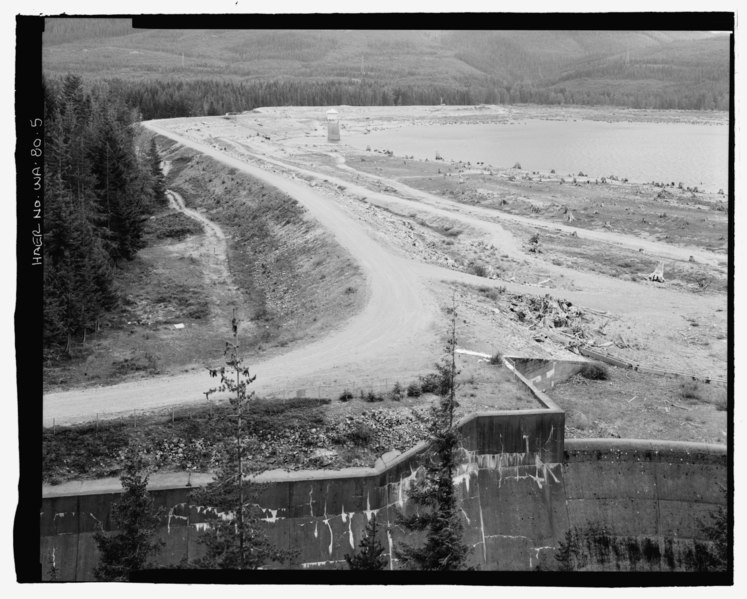 File:Keechelus Dam from north end, with spillway in foreground. View to southwest. - Keechelus Dam, Yakima River, 10 miles northwest of Easton, Easton, Kittitas County, WA HAER WA-80-5.tif