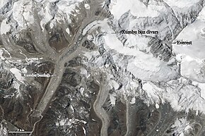 Khumbu glacier in relation to everest-az.jpg