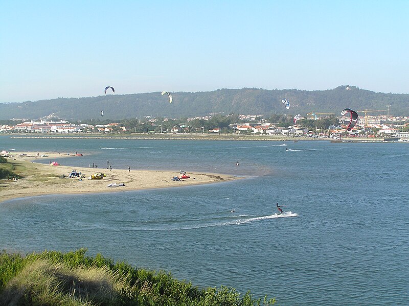 File:Kitesurfers paradise (3798721419).jpg