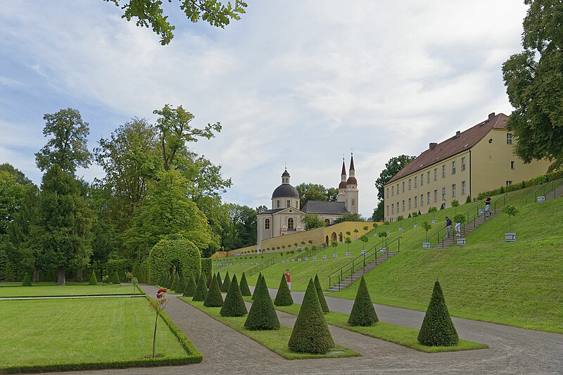 File:Klostergarten im Kloster Neuzelle (30074497253).jpg