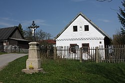 Křížek ve středu vesnice