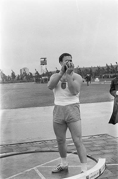 File:Kogelstoten. Piet van der Kruk in actie, Bestanddeelnr 920-4899.jpg