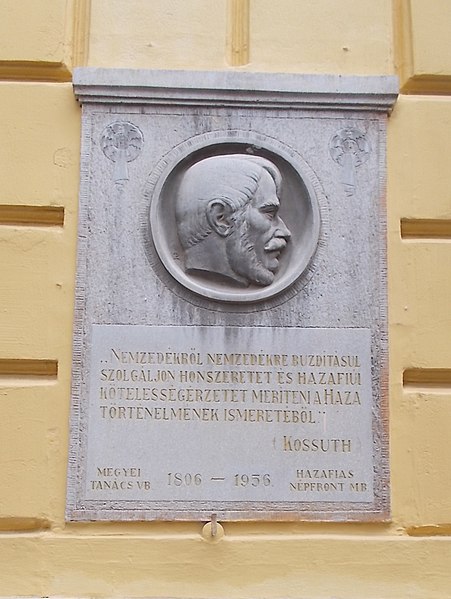 File:Kossuth Lajos doborműves emléktábla, Szent István utca 17-19, 2017 Nyíregyháza.jpg