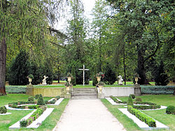 Kozlowka Palace - Zamoyski family grave - 01.jpg
