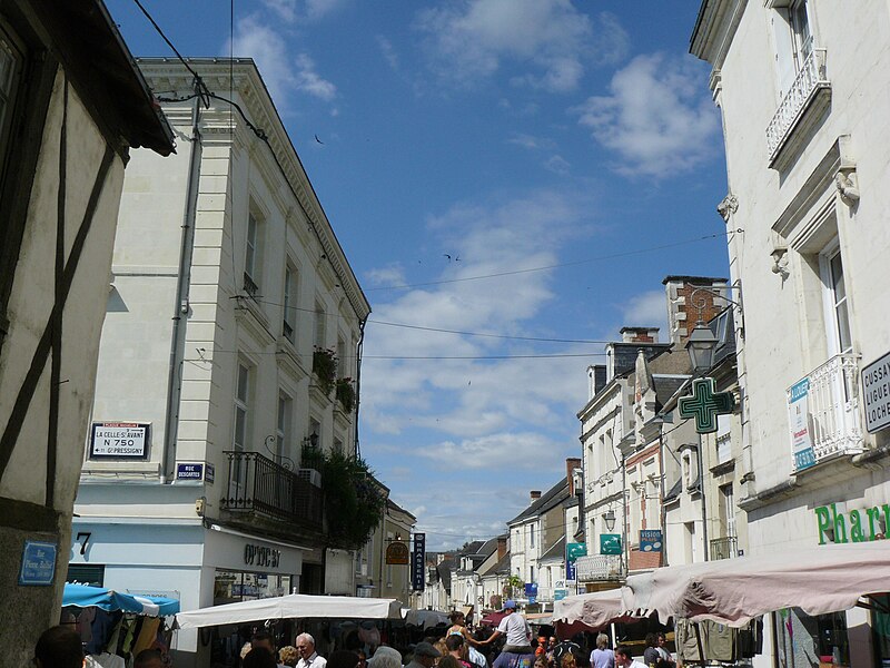 File:LA HAYE-DESCARTES Jour du marché - Jean-Charles GUILLO.jpg