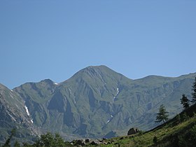 La tête de Ferret encadrée du Petit (à gauche) et du Grand col Ferret (à droite) vus depuis le val ferret italien.
