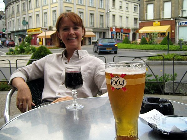 Wine (left) and beer (right) are served in different glasses.