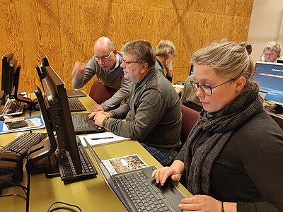 En skrivstuga på Landsarkivet i Göteborg – nybörjare lär sig redigera Wikipedia med hjälp av arkivets referensbibliotek.