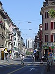 Vista della Langstrasse in direzione nord. La Migros-Hochhaus è visibile sullo sfondo.