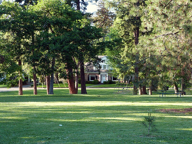 File:Laurelwood Park - Roseburg Oregon.jpg