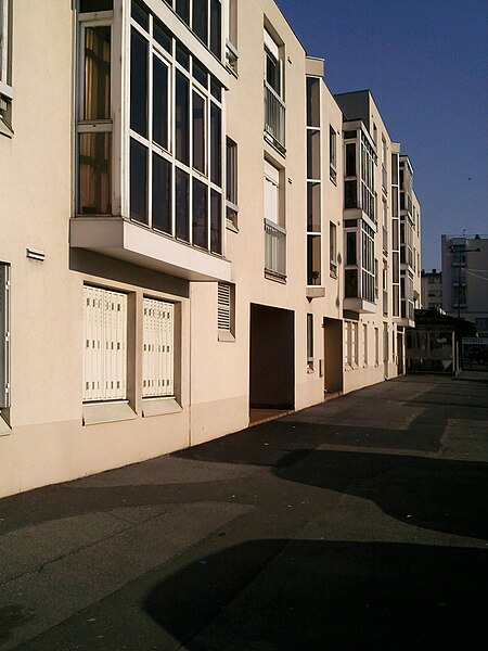 File:Le Bourget - Logements immeubles RD114.jpg