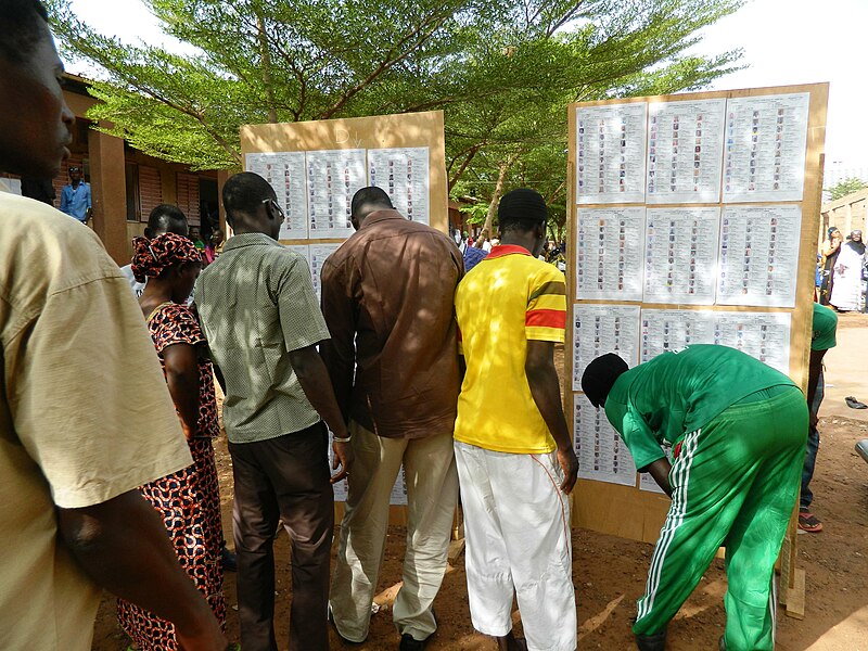 File:Les électeurs de Bamako à la recherche de leurs bureaux de vote sur les listes électorales à la présidentielle 2013 au Mali.jpg