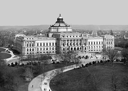 Vista externa da Biblioteca do Congresso dos Estados Unidos por volta de 1902, Edifício Thomas Jefferson, Washington, D.C.. É a instituição cultural federal mais antiga dos Estados Unidos. A biblioteca está alojada em três edifícios na Colina do Capitólio em Washington, D.C.; também mantém um Centro Nacional de Conservação Audiovisual em Culpeper, Virgínia. A Biblioteca do Congresso é uma das maiores bibliotecas do mundo. Suas "coleções são universais, não são limitadas por assunto, formato ou fronteira nacional e incluem materiais de pesquisa de todas as partes do mundo e em mais de 450 idiomas". A missão principal da biblioteca é fornecer materiais de consultas feitas por membros do Congresso, o que é realizado por meio do Serviço de Pesquisa do Congresso. Ela também abriga e supervisiona o Escritório de Direitos Autorais dos Estados Unidos. A biblioteca está aberta ao público para pesquisas, embora apenas funcionários de alto escalão do governo e funcionários da biblioteca possam retirar das instalações livros e materiais. (definição 4 307 × 3 067)