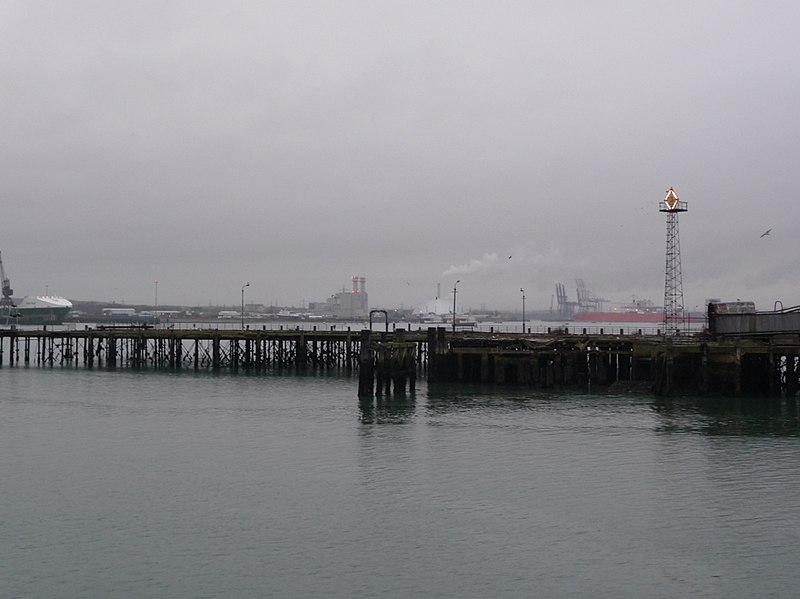 File:Lighting up the evening gloom, Royal Pier, Southampton - geograph.org.uk - 1715333.jpg