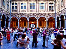 On peut danser le tango dans la Vieille Bourse les dimanches soir d'été.