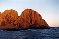 Sud-ouest de l'île de Moskenesøya avec la grotte de Kollhellaren