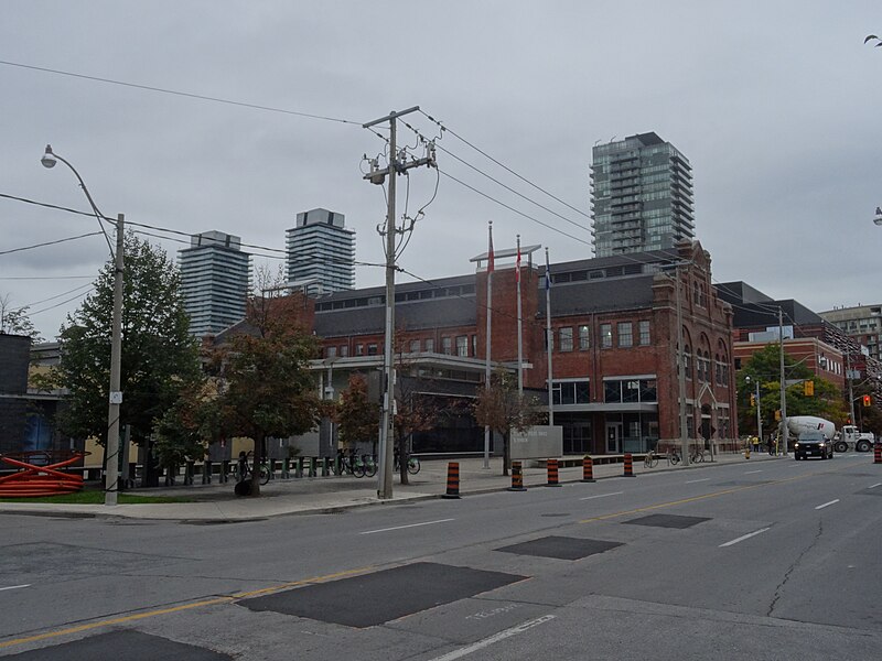 File:Looking south on Parliament at 51 Division, TPS, 2015 10 05.JPG - panoramio.jpg